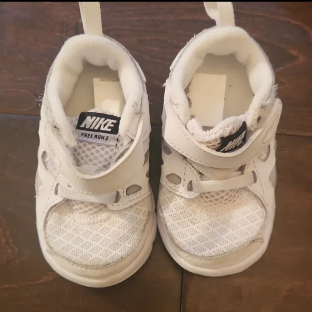 Nike baby boy white sneakers 2